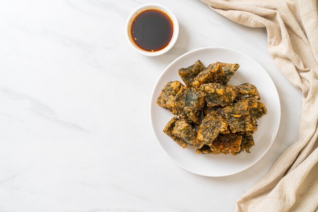 Bolo frito de bolinho de cebolinha chinesa - comida asiática