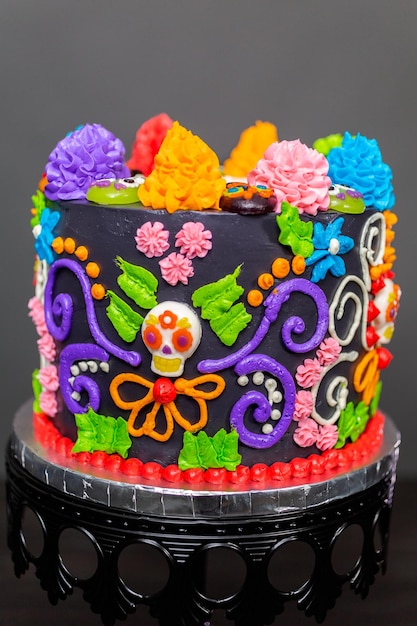 Bolo Gourmet Dia de los Muertos decorado com cobertura de buttercream colorida e cobertura de cupcake gomosa.