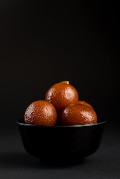 Bolo indiano gulab jamun na tigela