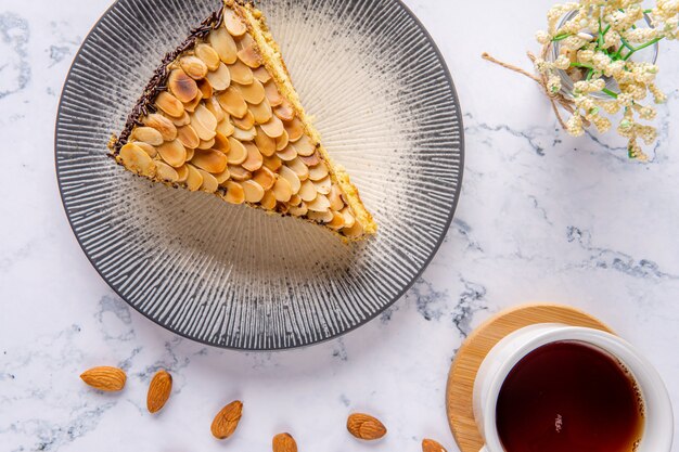 Bolo inteiro de chocolate fatiado delicioso com várias coberturas