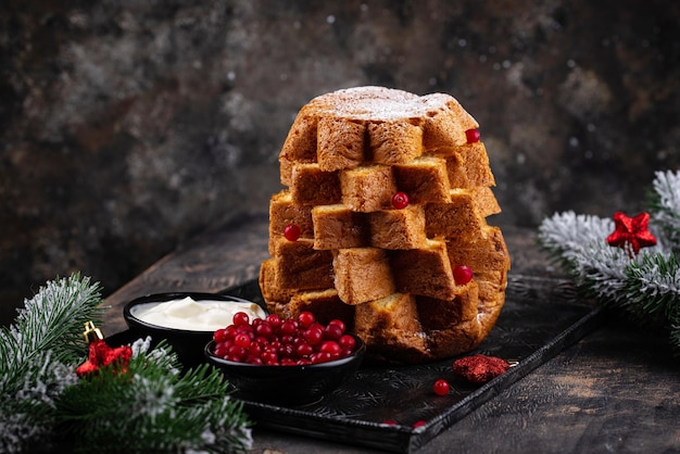 Bolo italiano tradicional de natal pandoro