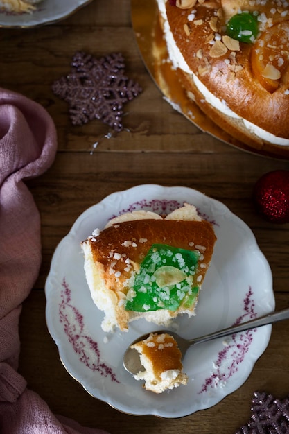 Bolo king com natas e frutas doce típico de natal na espanha