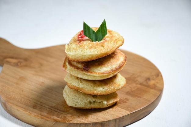 Bolo Kue Khamir ou Khamir na placa de madeira. é um lanche tradicional da Indonésia, Whitespace