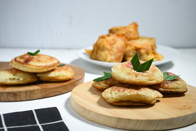 Bolo Kue Khamir ou Khamir na placa de madeira. O bolo Khamir é um lanche tradicional indonésio. Espaço em branco