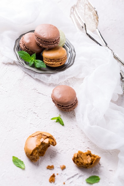 Bolo macaron ou macaroon, biscoitos de amêndoa coloridos