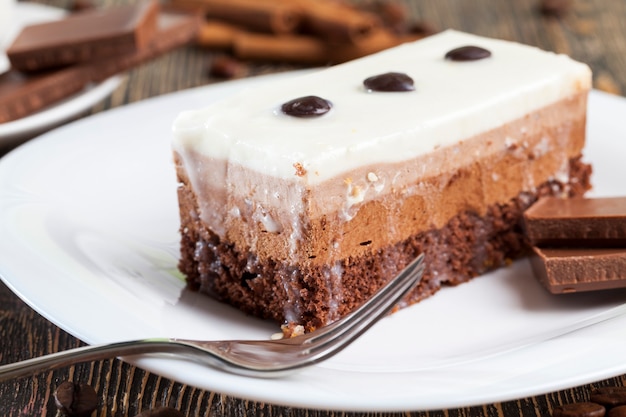 Bolo multicamadas para sobremesa, um delicioso pedaço de bolo em que cada camada com cor e sabor próprios, gosto de bolo de chocolate