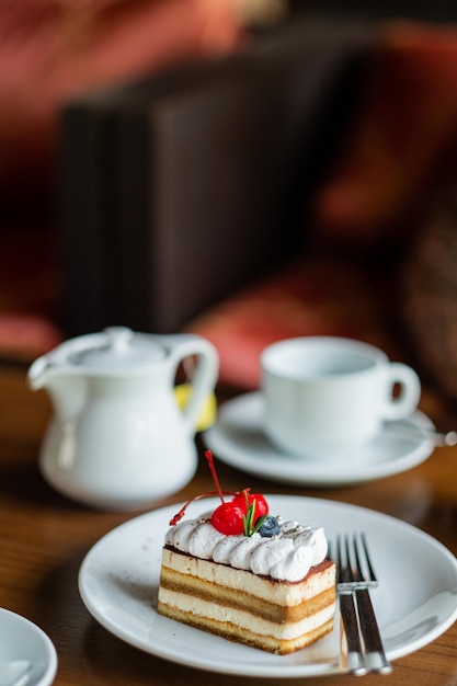 Bolo na mesa com sobremesa de chá relaxe o tempo