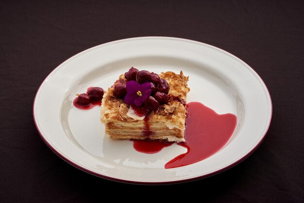 Bolo Napoleão com Molho de Cereja