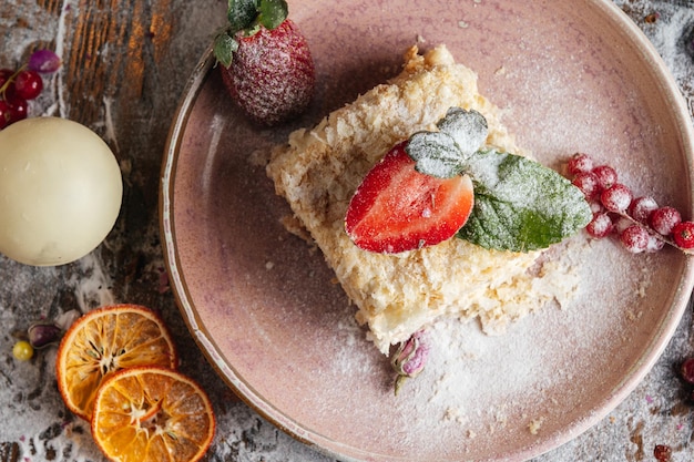 Bolo napoleão com morango fresco