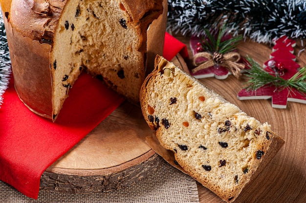 Bolo panetone servido no natal