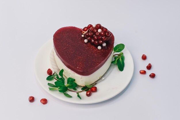 bolo para o dia dos namorados. bolo de coração vermelho com romãs