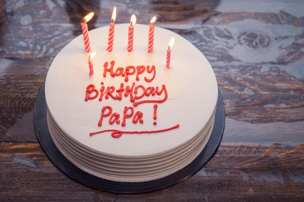 bolo para o pai escrito feliz aniversário papá queimando vela no bolo