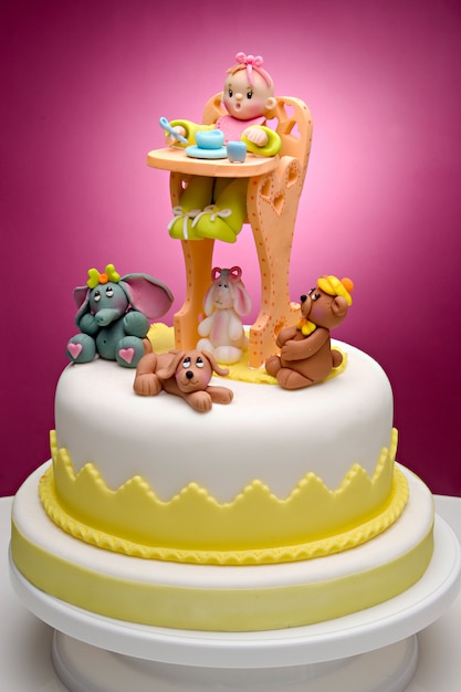 Foto bolo para recém-nascido, com personagens feitos com fondant muito colorido