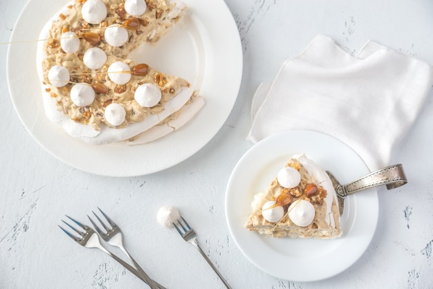 Bolo pavlova com caramelo e amêndoas