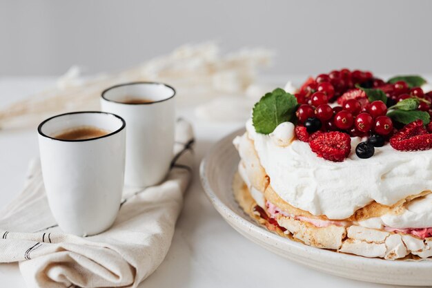 Bolo Pavlova com creme e frutas.