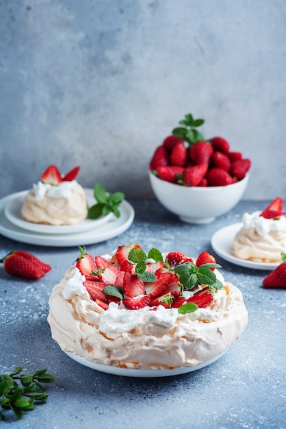 Bolo pavlova com merengue, morango e creme