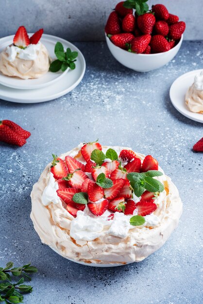 Bolo pavlova com merengue, morango e creme