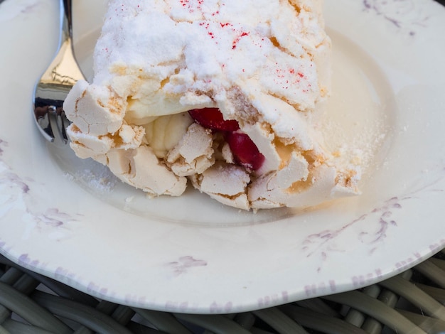 Foto bolo pavlova com morangos de bagas vermelhas de verão