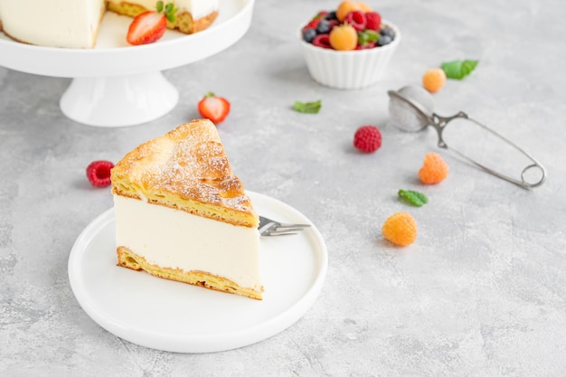 Bolo polonês Karpatka Bolo de massa choux e creme de nata com frutas Bolo dos Cárpatos