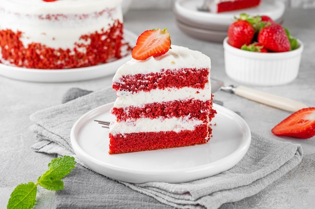 Bolo red velvet com morangos Bolo em camadas de pão de ló vermelho e cobertura de cream cheese