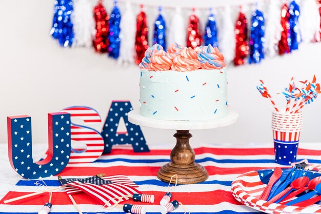 Foto bolo redondo de baunilha vermelho, branco e azul com cobertura de creme de manteiga para a celebração de 4 de julho.