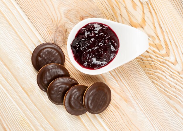 Bolo redondo de jaffa de chocolate ou biscoito recheado com geléia natural