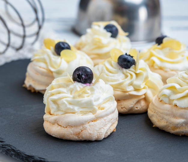 Bolo redondo de merengue com chantilly