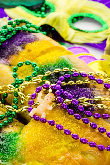 Foto bolo rei de queijo recém-assado para comemorar o mardi gras.