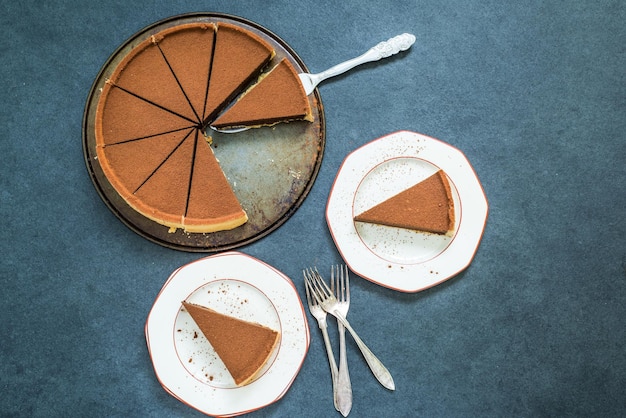 Bolo rico em fatias de chocolate escuro