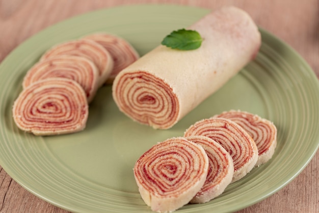 Bolo de rolo postre típico brasileño, del estado de Pernambuco. Rollo de bizcocho en rodajas relleno de pasta de guayaba.