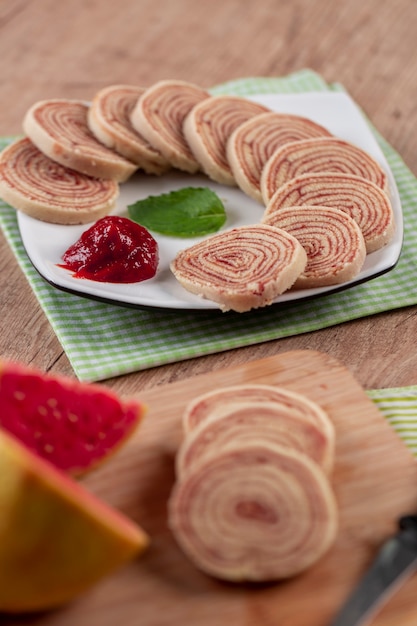 Bolo de rolo postre típico brasileño, del estado de Pernambuco. Rollo de bizcocho en rodajas relleno de pasta de guayaba.