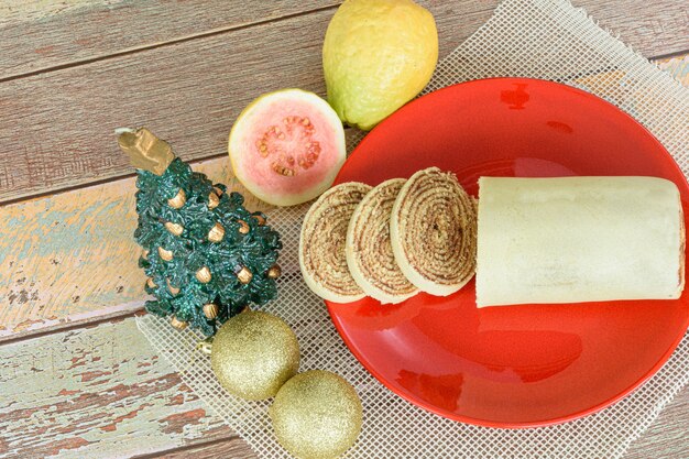 Bolo de rolo (roll cake) junto a la decoración navideña (vista superior).