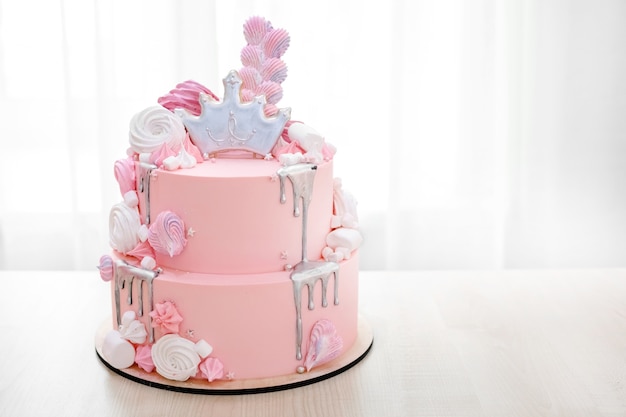 Bolo Cor-de-rosa Bonito Com Uma Coroa Na Tabela Ao Aniversário Para Uma  Princesa Foto de Stock - Imagem de tradicional, delicioso: 97248876