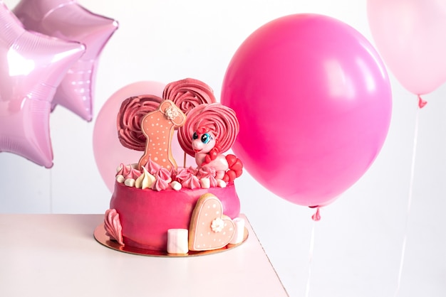 Bolo rosa para o aniversário de uma menina de um ano balloons unicórnio