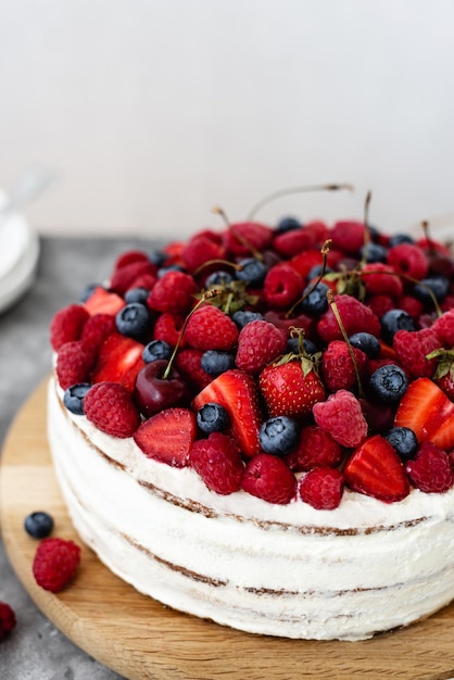 Bolo rústico com frutas frescas em um fundo de concreto