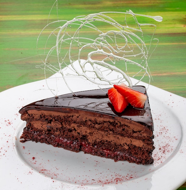 Bolo Sacher de chocolate com morangos