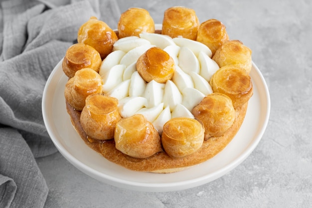 Bolo Saint Honore com profitrols creme de caramelo e chantilly Sobremesa francesa Copiar espaço