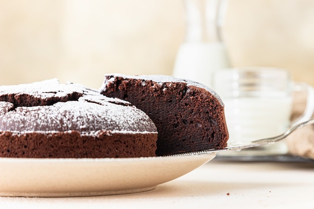 Foto bolo sem farinha de chocolate com pó de açúcar