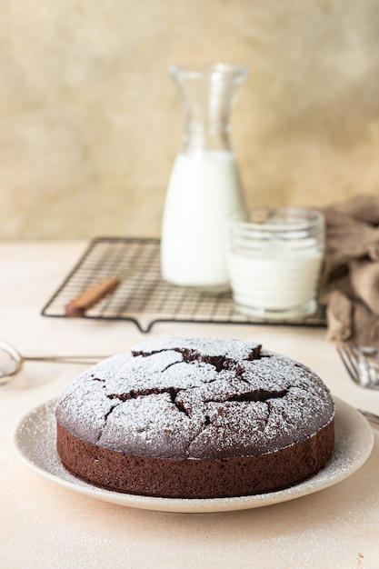 Bolo sem farinha de chocolate com pó de açúcar