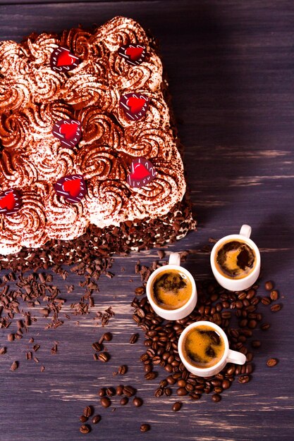 Bolo tiramisu, várias camadas de bolo de chocolate com infusão de café expresso, recheado com mousse de mascarpone de chocolate e coberto com chantilly.