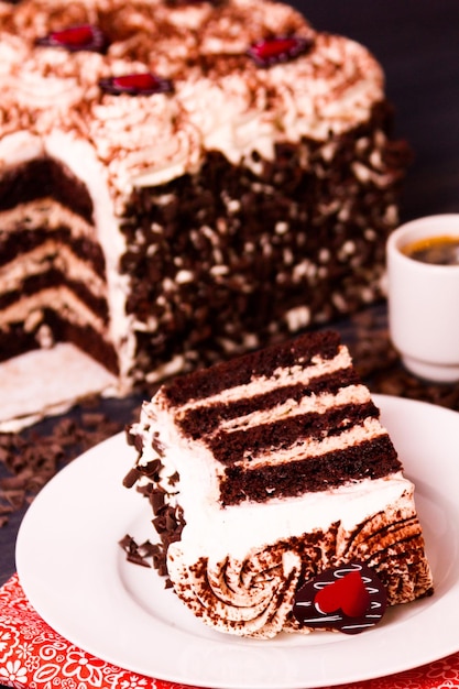 Bolo tiramisu, várias camadas de bolo de chocolate com infusão de café expresso, recheado com mousse de mascarpone de chocolate e coberto com chantilly.