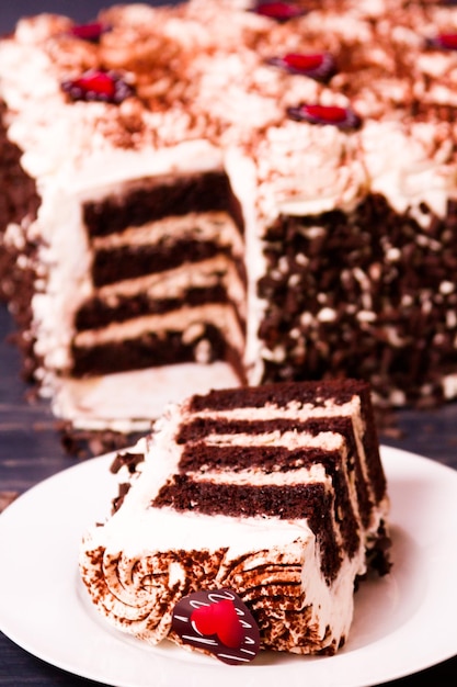 Bolo tiramisu, várias camadas de bolo de chocolate com infusão de café expresso, recheado com mousse de mascarpone de chocolate e coberto com chantilly.