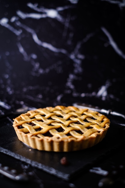 Bolo tradicional da galdéria da torta da passa da pastelaria rústica caseiro.