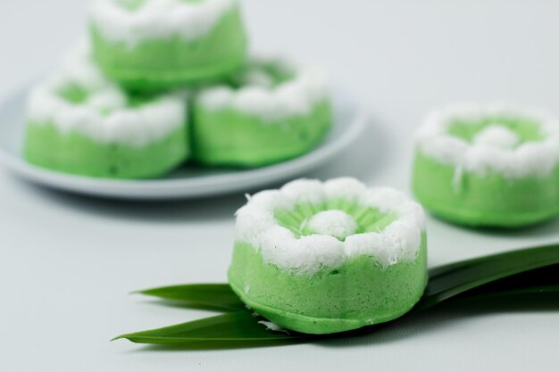 Bolo tradicional da Indonésia Putu Ayu O bolo é verde com aroma de pandan e cobertura de coco ralado