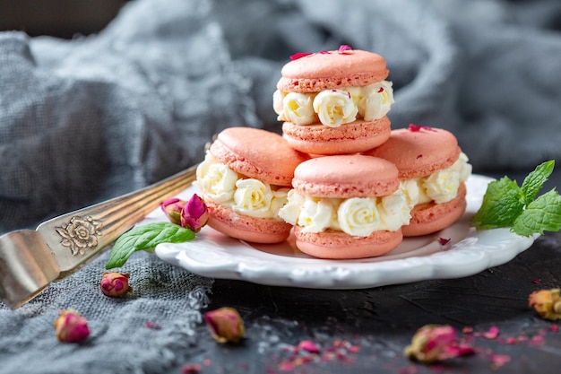 Bolo Tradicional de Amêndoa com Creme de Rosas