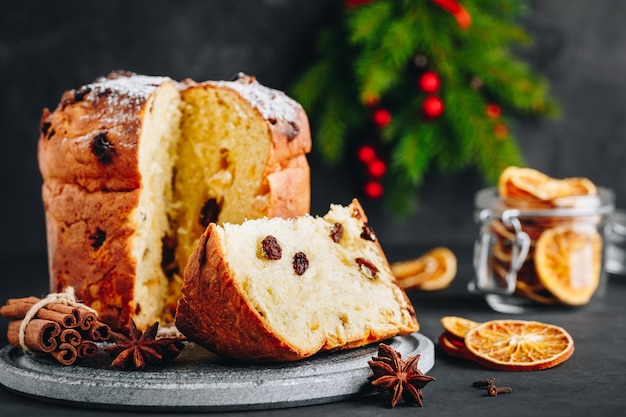 Bolo tradicional de panetone de natal com frutas secas no espaço de cópia de fundo de pedra escura