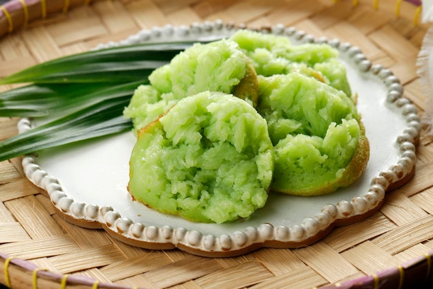 Bolo tradicional indonésio Kue Bikang ou Carabikang Uma variante de Jajanan Pasar Bikang é feita de massa de farinha de arroz e leite de coco