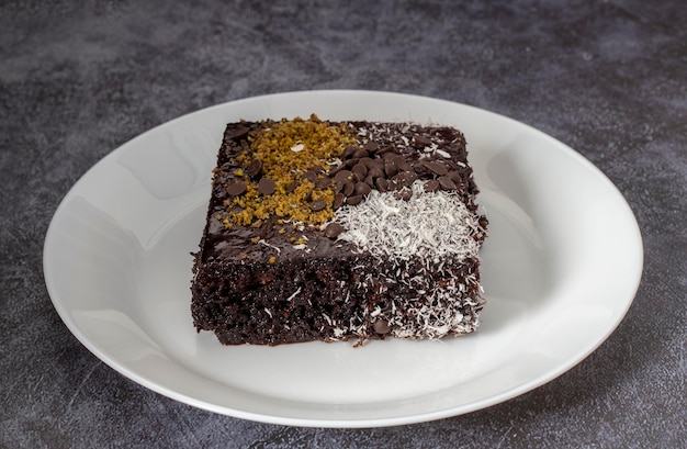 Bolo úmido de chocolate em um prato branco, brownie.