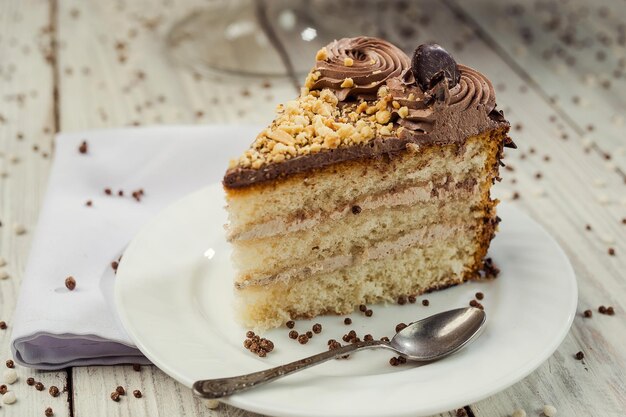 Bolo vegano de chocolate escuro com doces e nozes em fundo de madeira