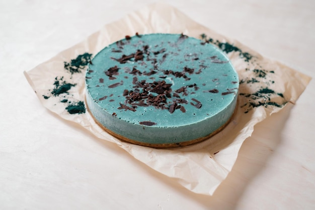 Bolo vegano verde com espirulina Cozimento caseiro Vista superior Deliciosa torta redonda com espirulina na mesa de madeira